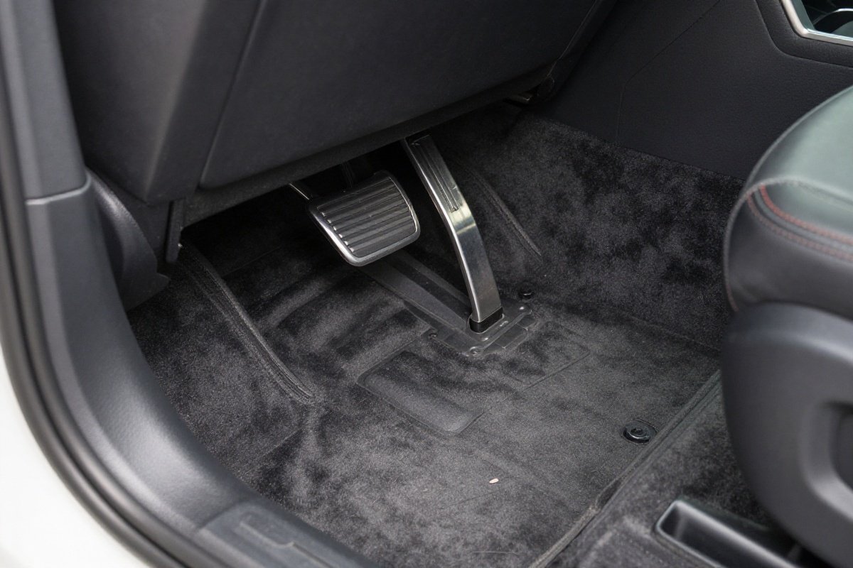 Load leg foot pad resting on vehicle floor showing floor interface and contact point
