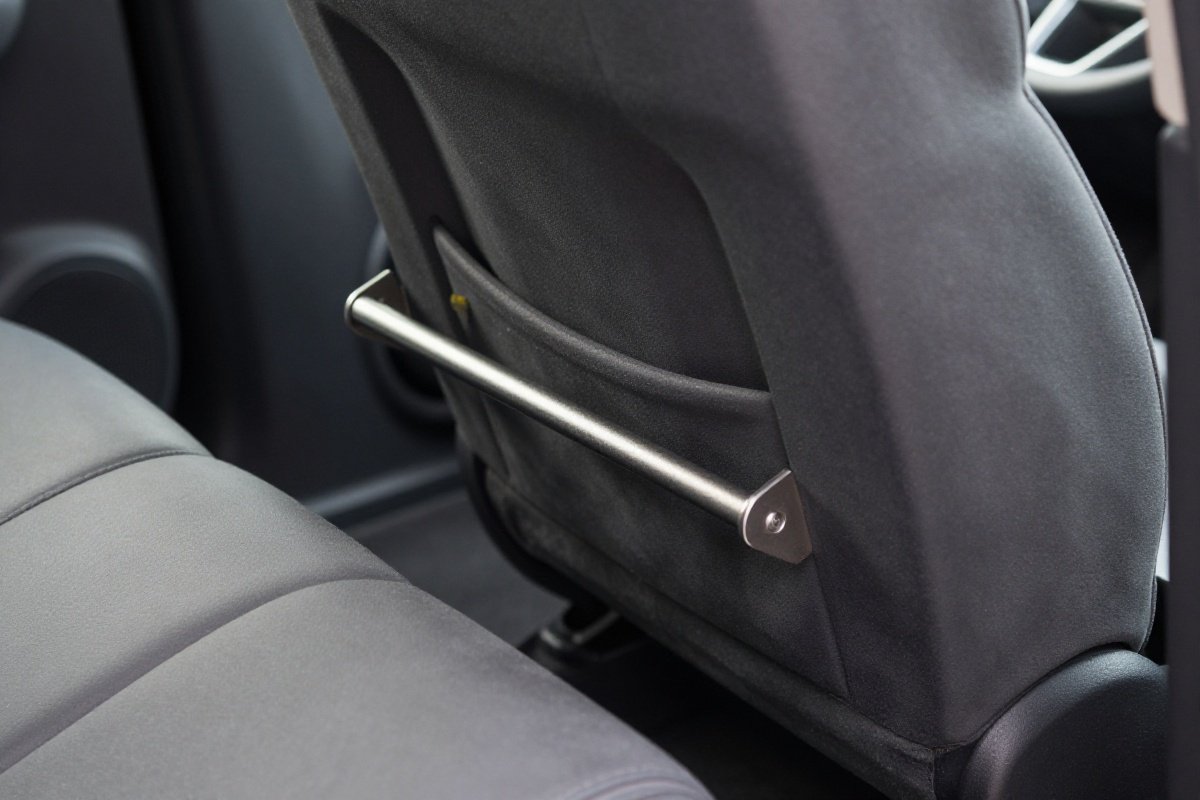 Anti-rebound bar extended from car seat base bracing against vehicle seat back