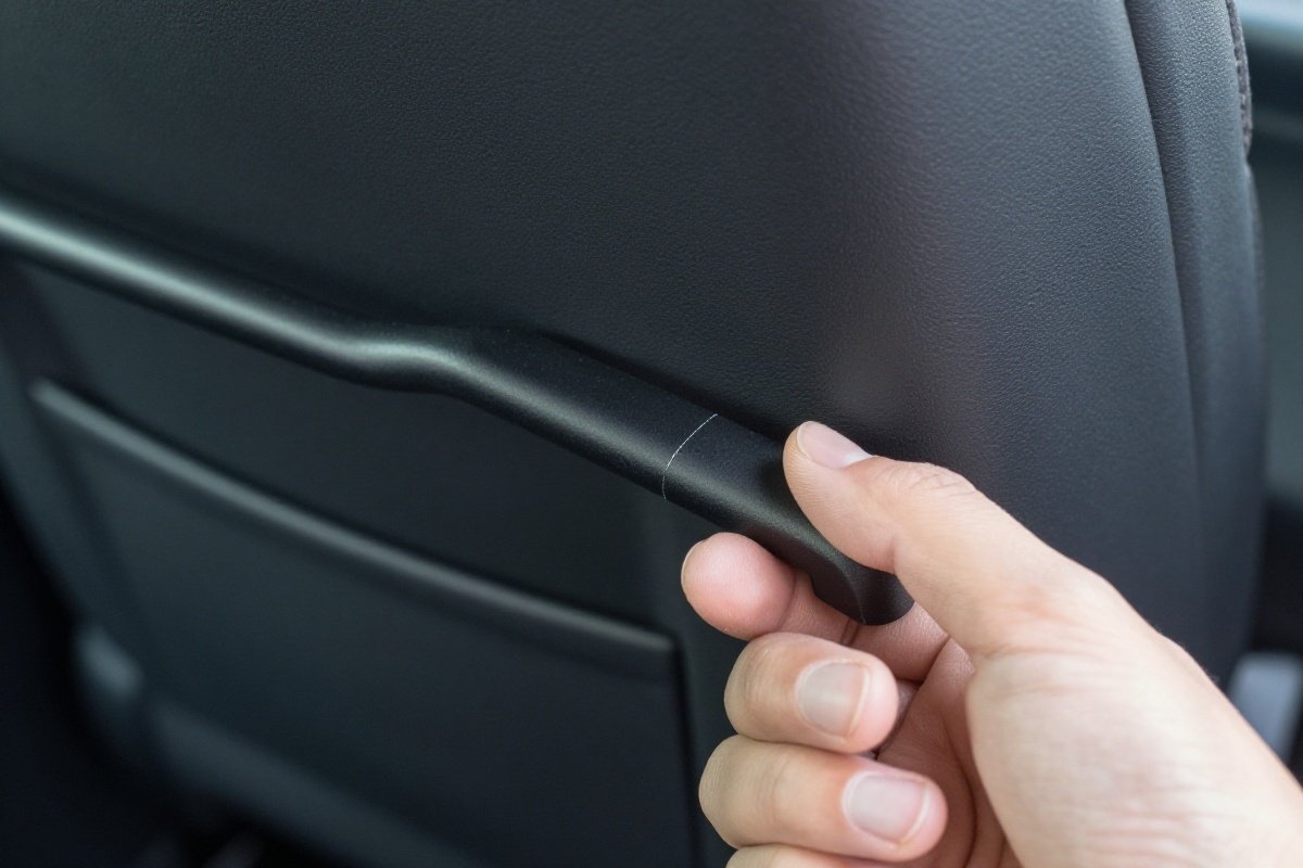 Hand checking full-width contact between anti-rebound bar and vehicle seat back