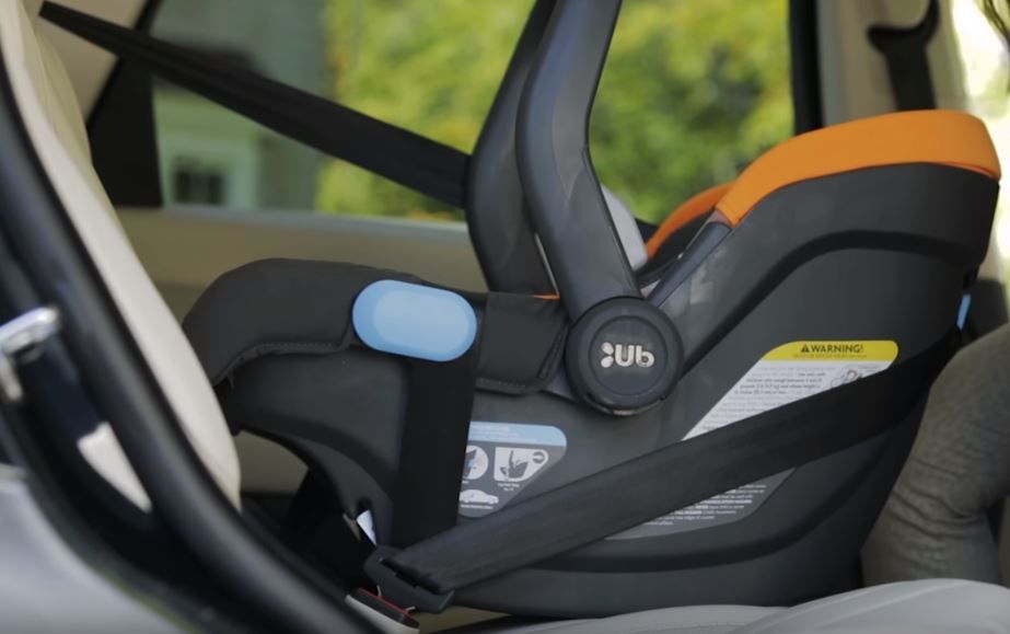 Comparison diagram of European and American car seat belt routing paths