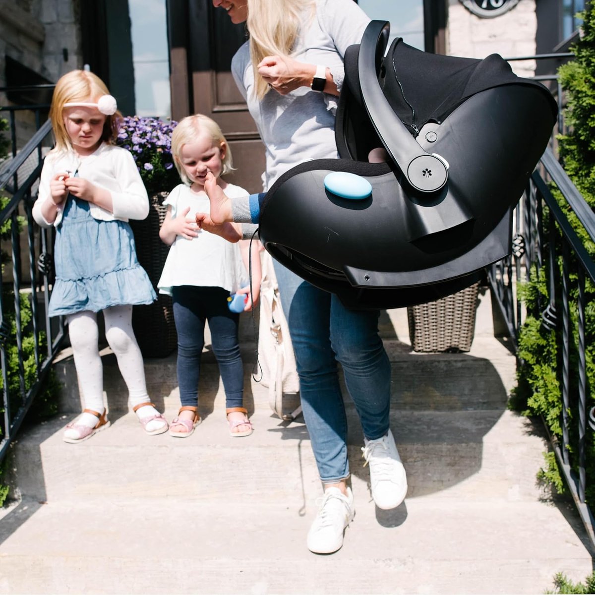 Clek Liing infant seat with metal load leg